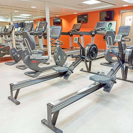 Hotel Crowne Plaza Dubai Deira By Ihg Exterior foto Rowing machines in a gym