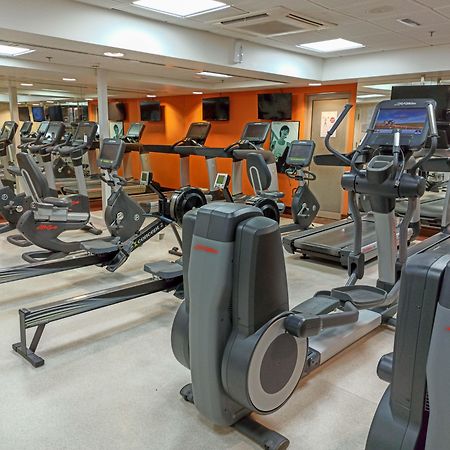 Hotel Crowne Plaza Dubai Deira By Ihg Exterior foto A typical gym