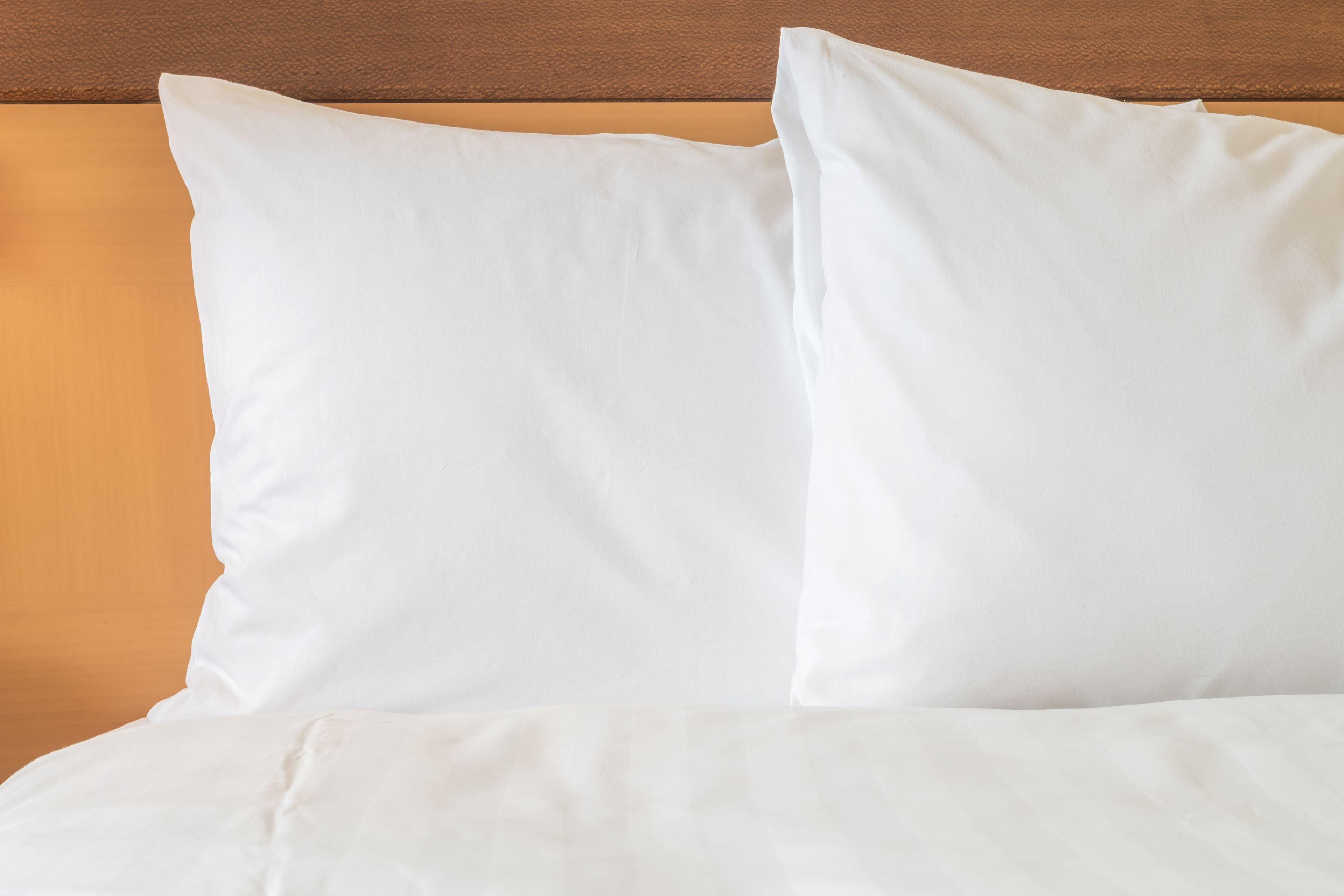 Hotel Crowne Plaza Dubai Deira By Ihg Exterior foto Two pillows on a bed