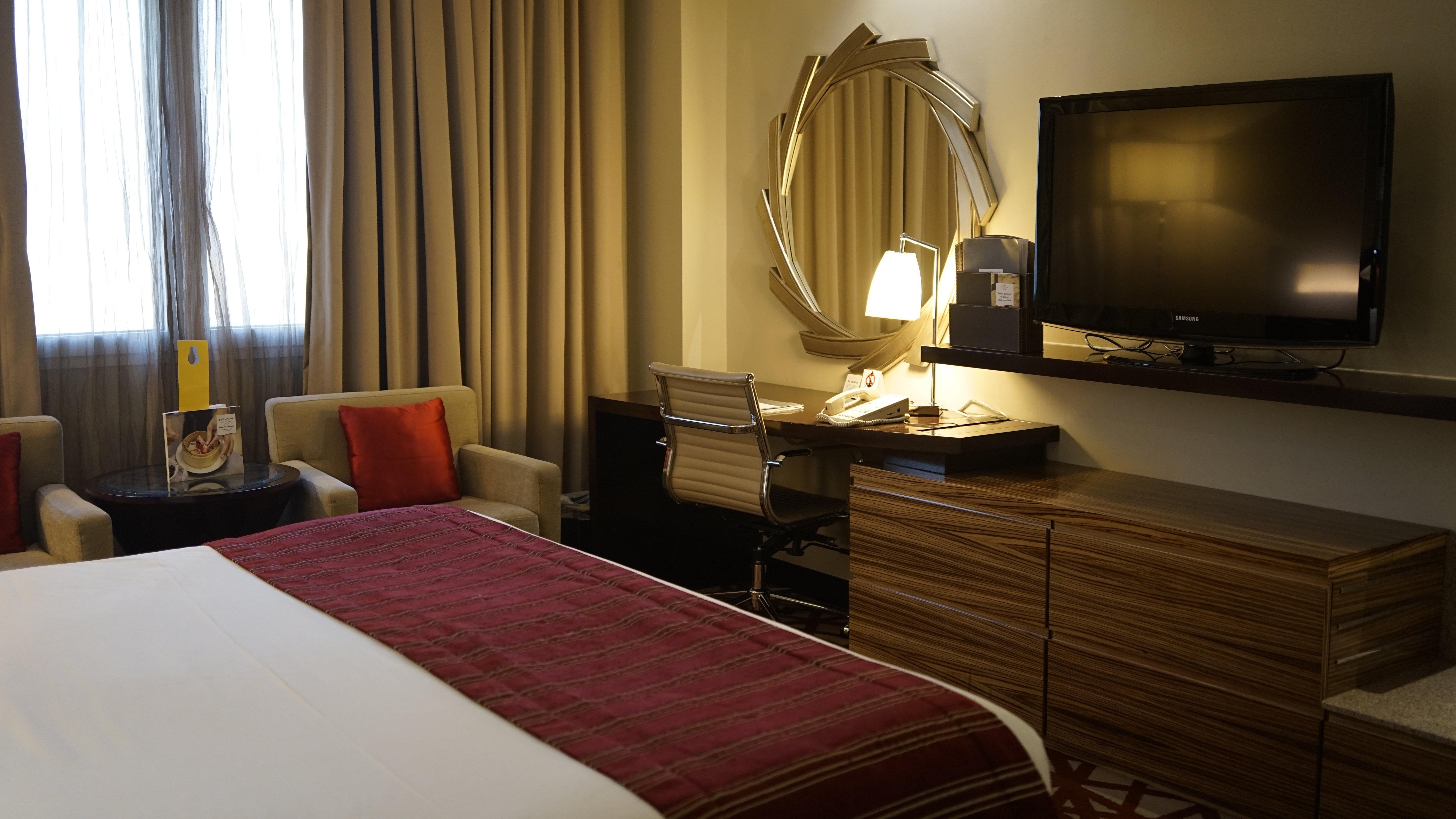 Hotel Crowne Plaza Dubai Deira By Ihg Exterior foto A room at the hotel