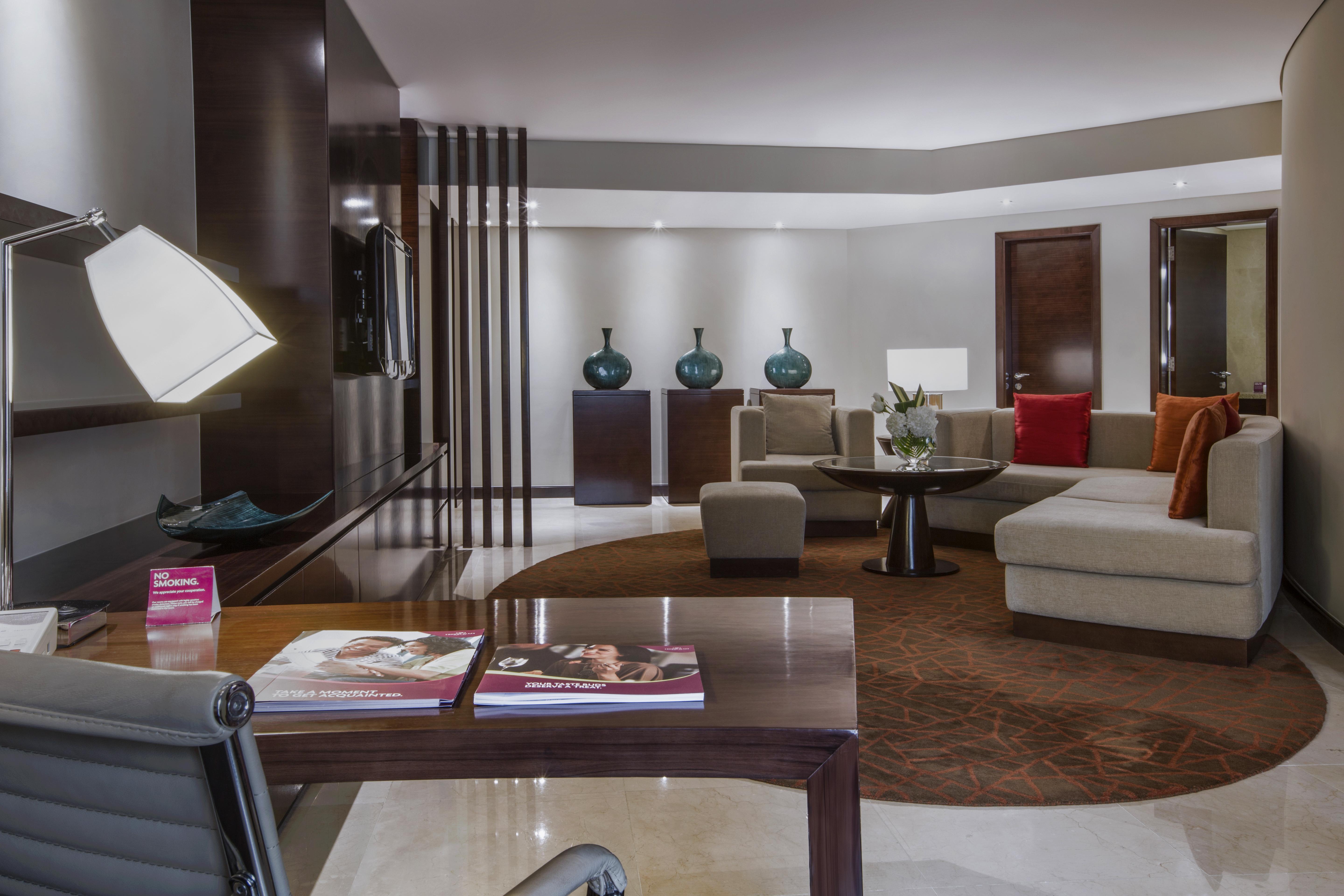 Hotel Crowne Plaza Dubai Deira By Ihg Exterior foto A suite at the hotel