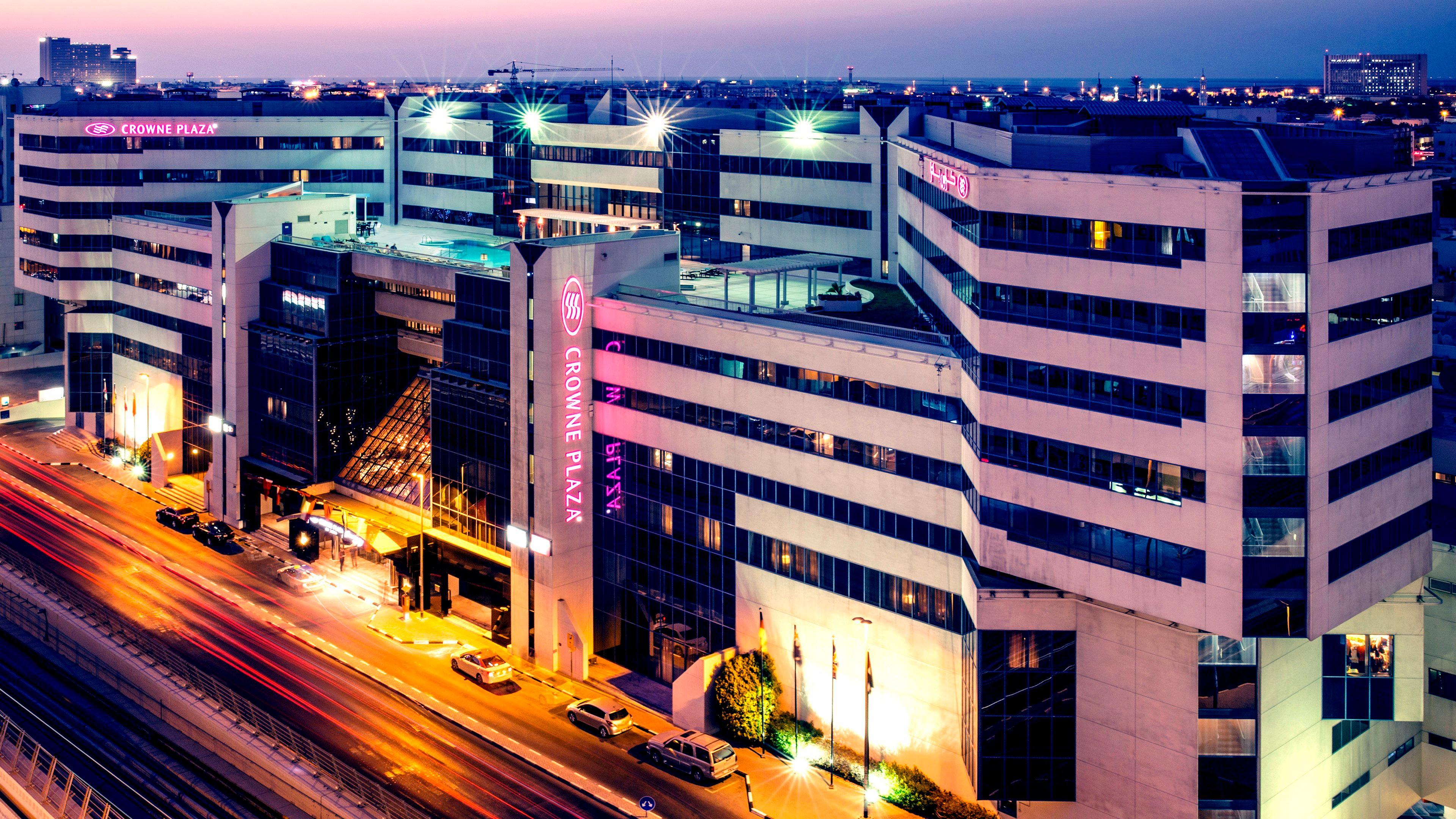 Hotel Crowne Plaza Dubai Deira By Ihg Exterior foto The hotel at night