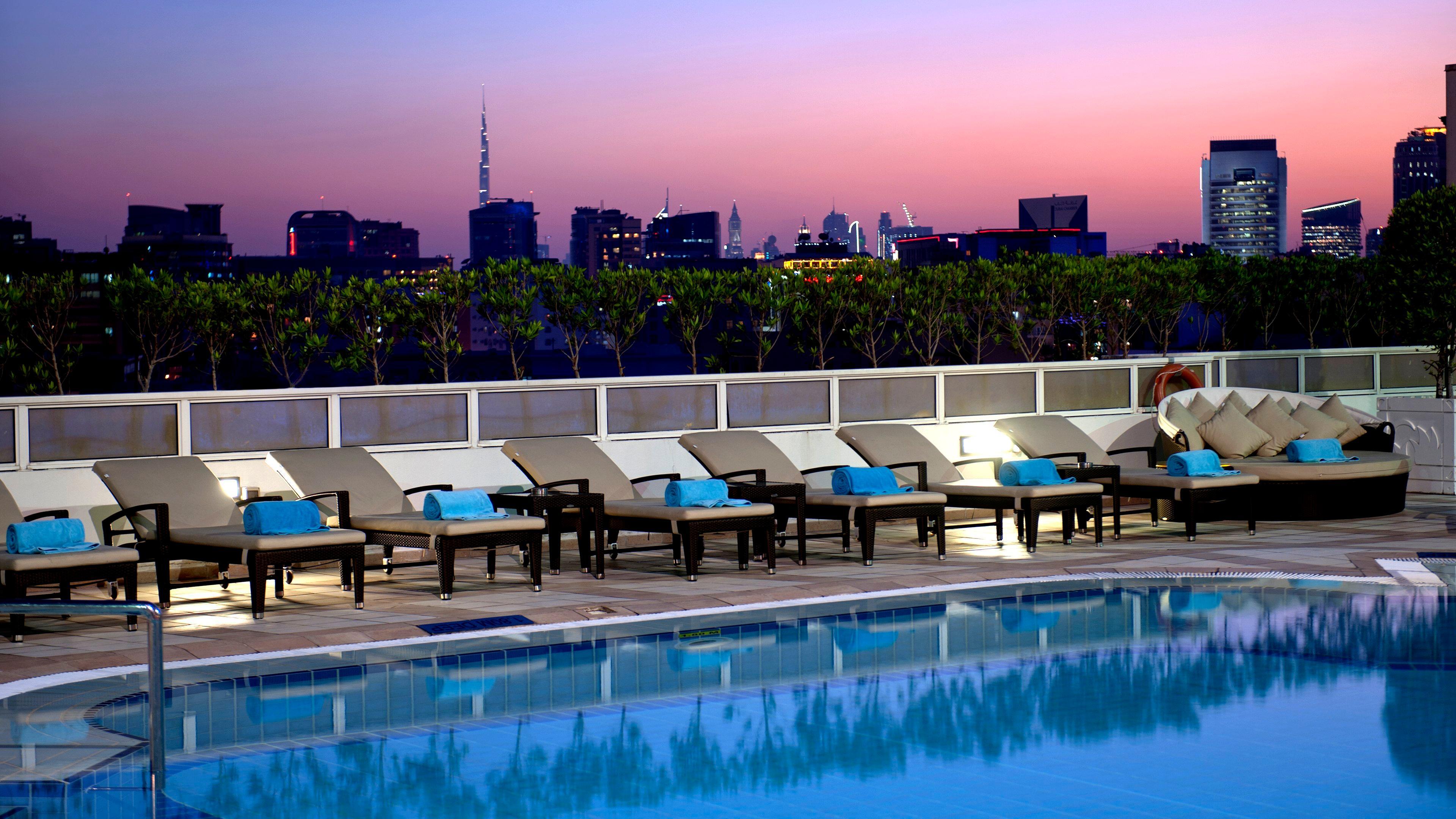 Hotel Crowne Plaza Dubai Deira By Ihg Einrichtungen foto Rooftop pool at the W Hollywood