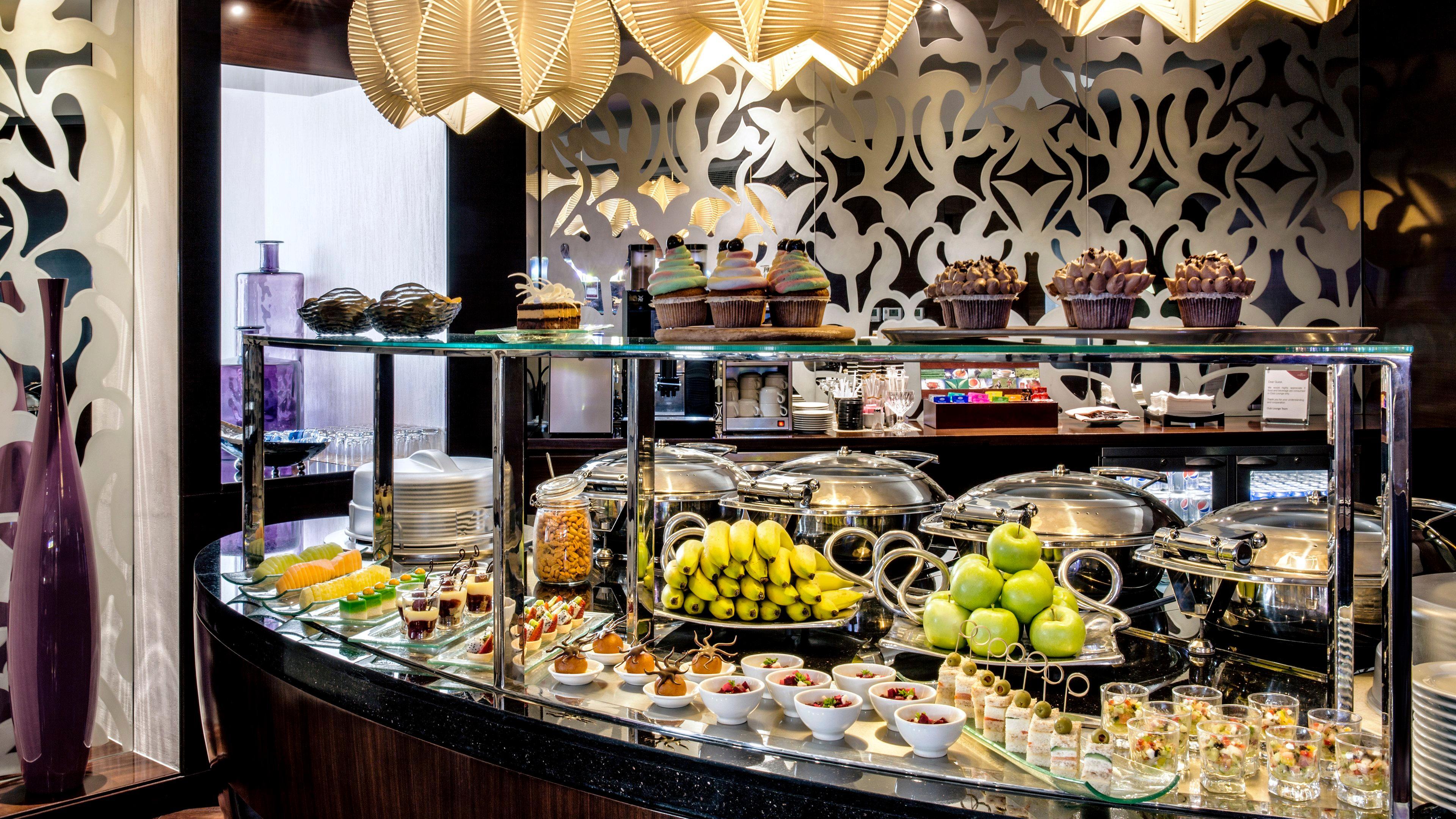 Hotel Crowne Plaza Dubai Deira By Ihg Exterior foto A buffet at a hotel