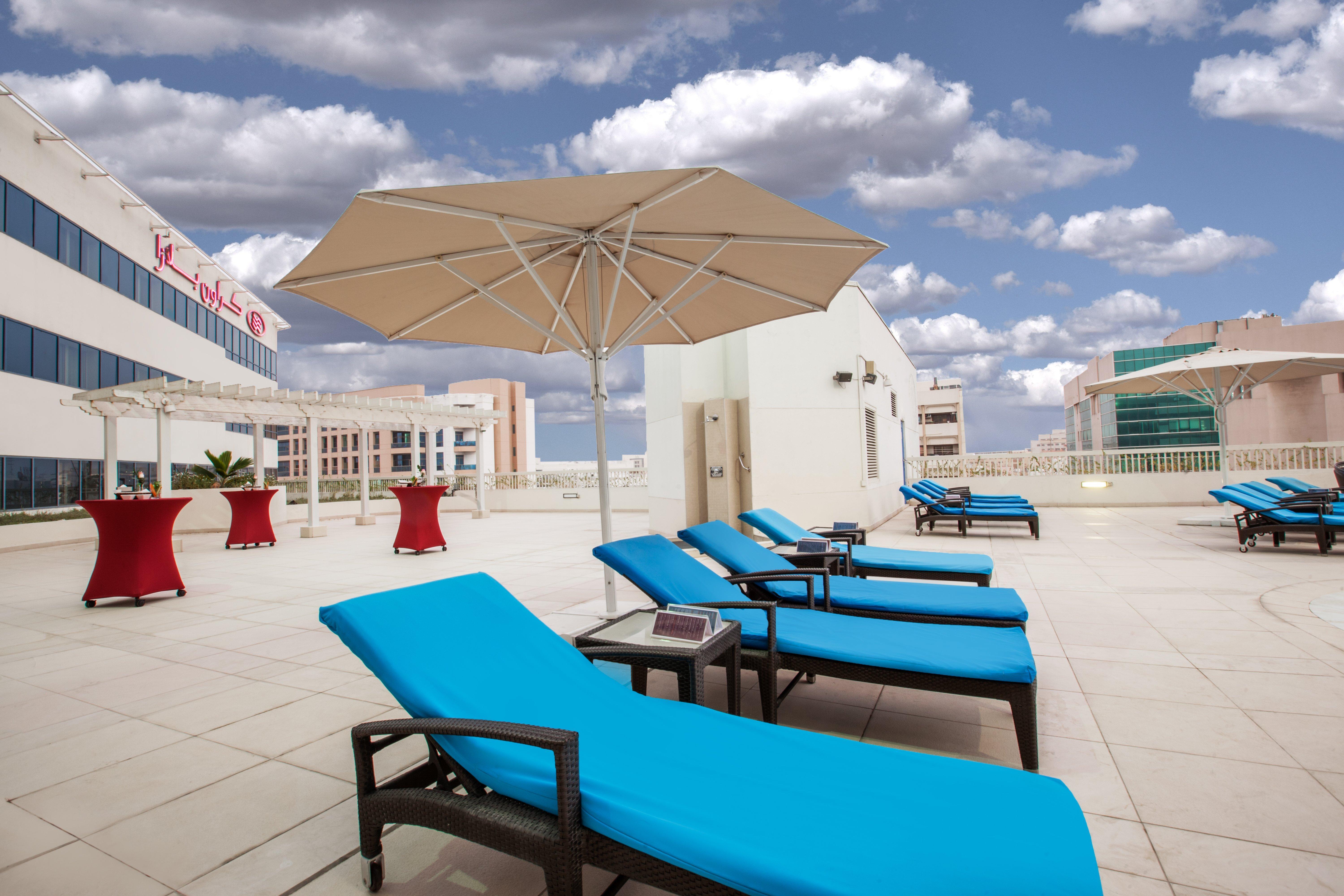 Hotel Crowne Plaza Dubai Deira By Ihg Exterior foto Rooftop pool at the hotel