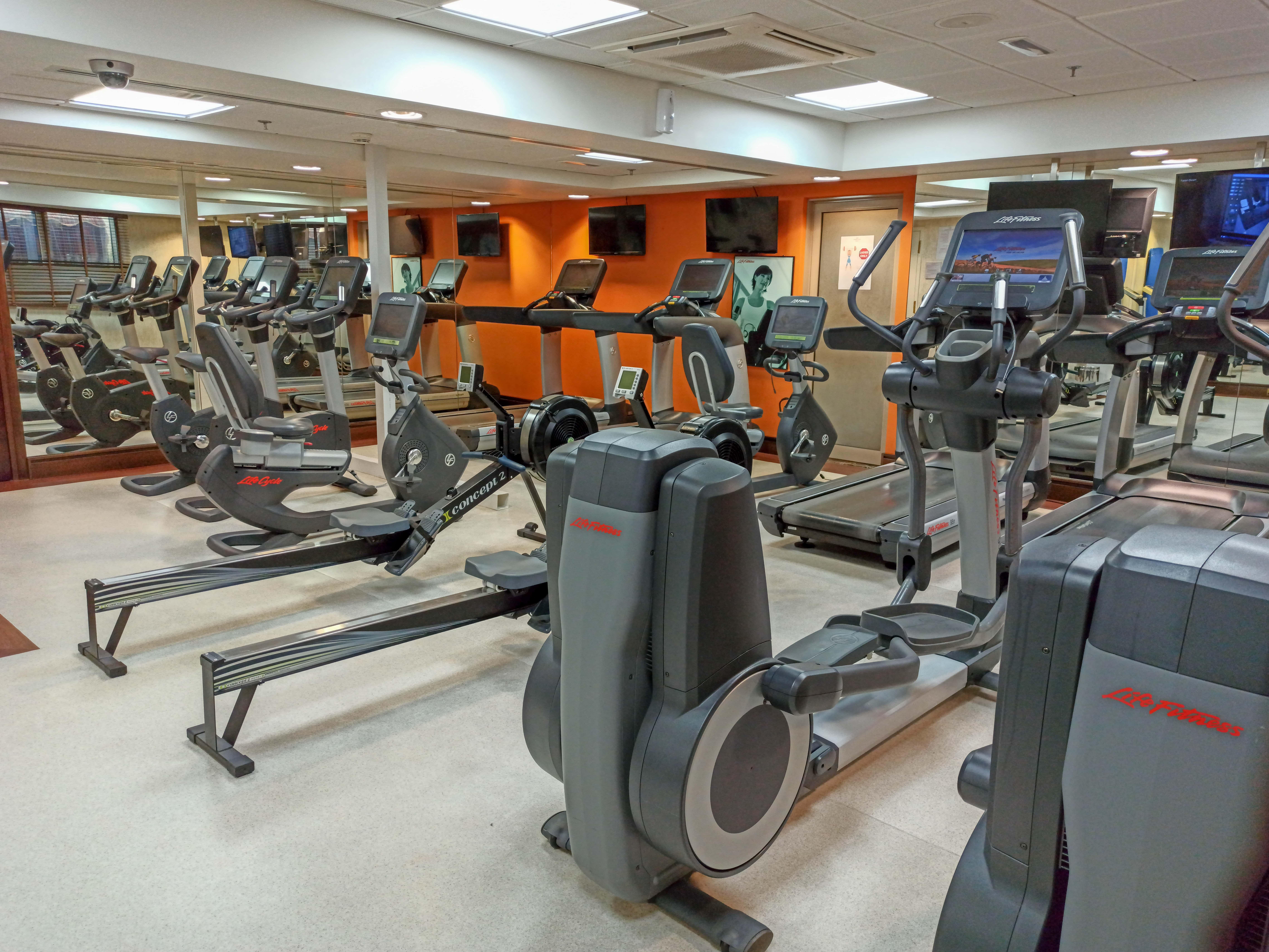 Hotel Crowne Plaza Dubai Deira By Ihg Exterior foto A typical gym