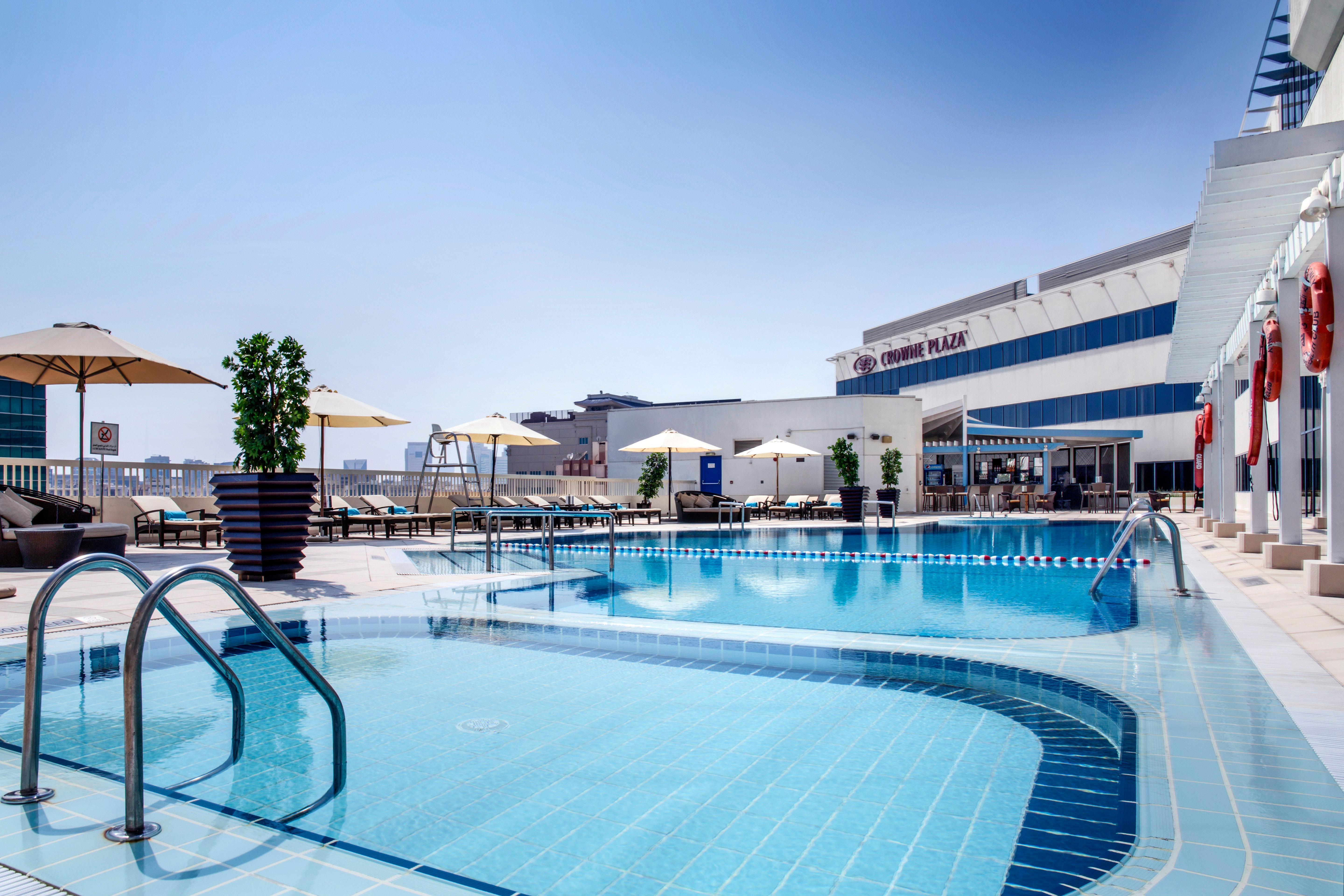 Hotel Crowne Plaza Dubai Deira By Ihg Exterior foto The swimming pool at the hotel