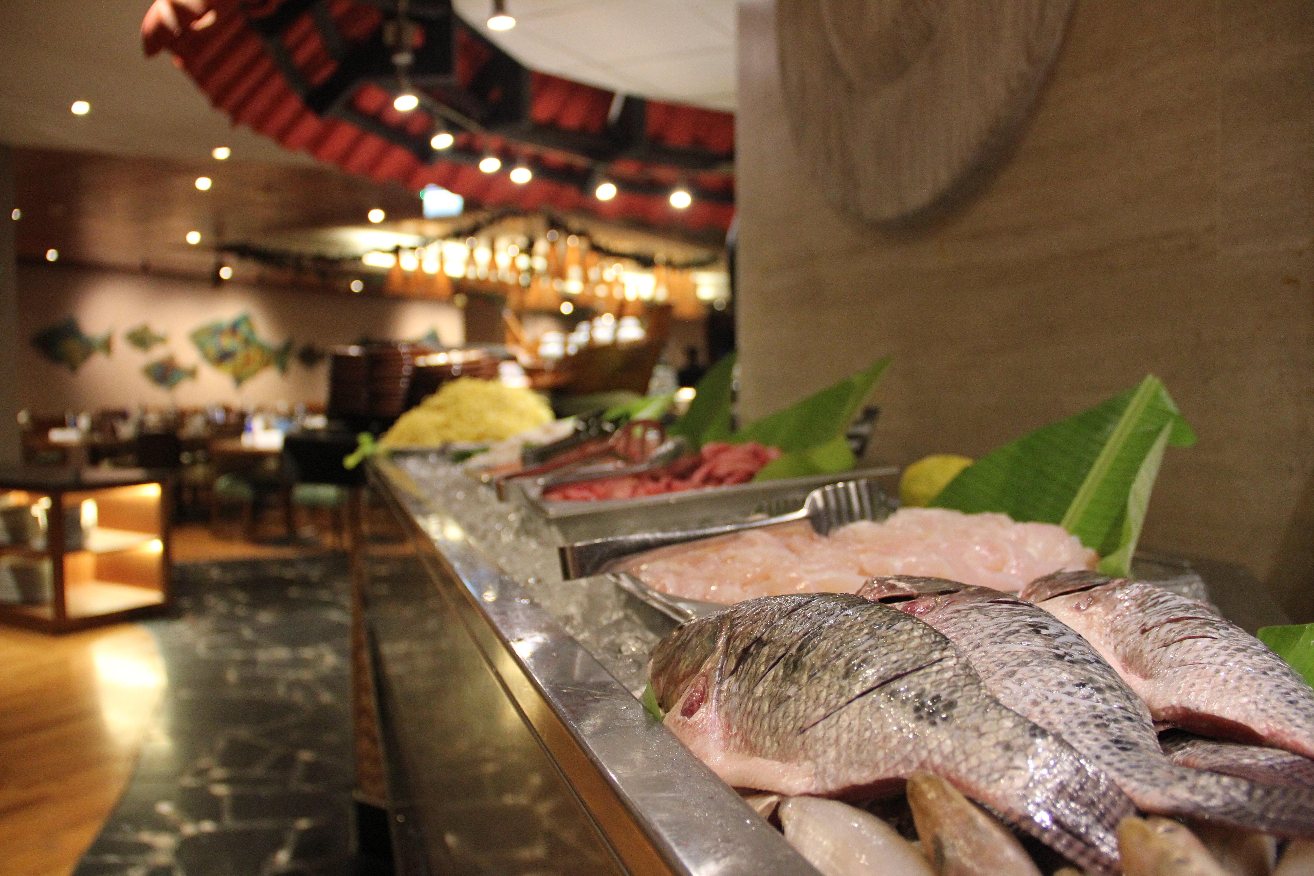 Hotel Crowne Plaza Dubai Deira By Ihg Exterior foto Seafood at a buffet