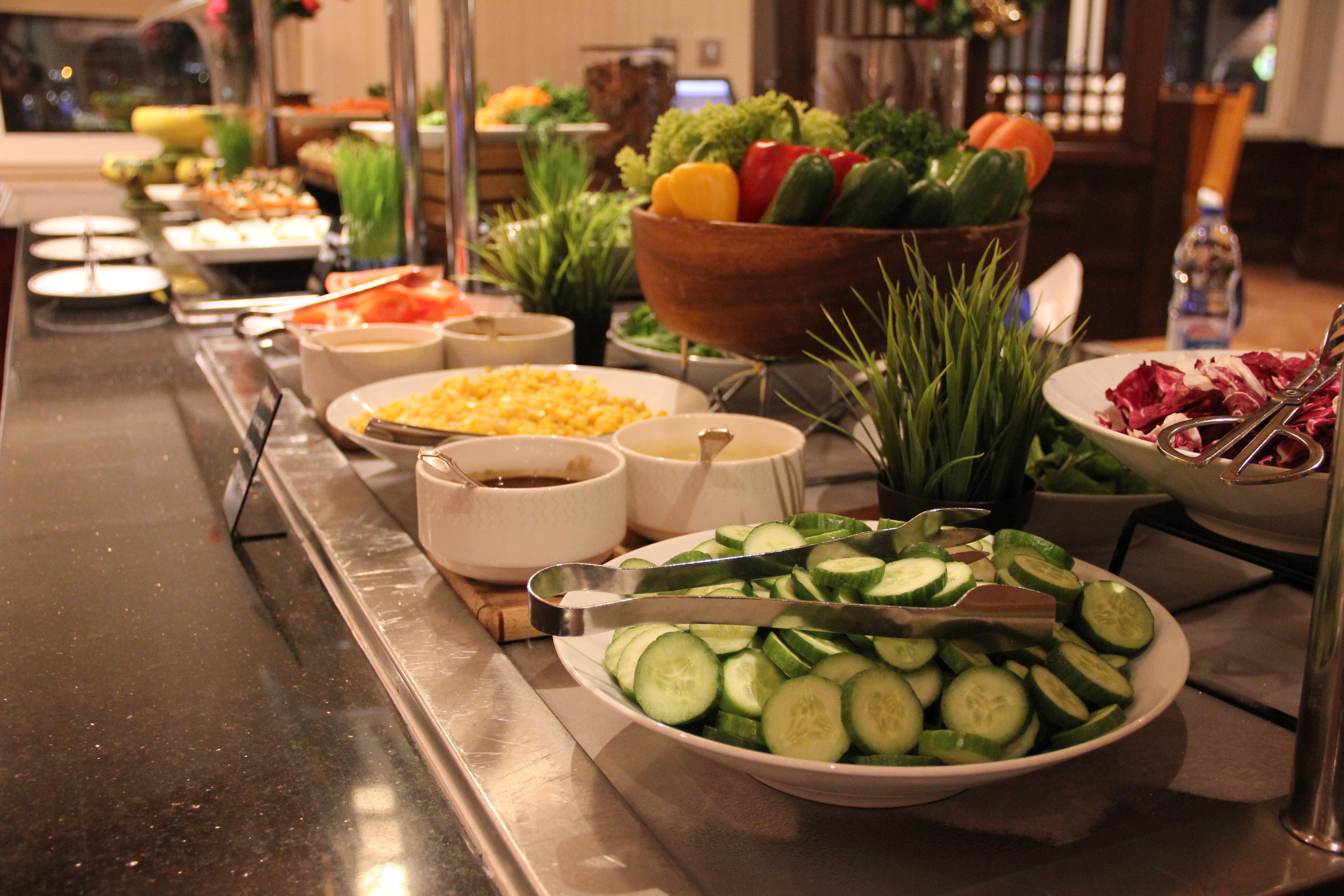 Hotel Crowne Plaza Dubai Deira By Ihg Exterior foto A salad bar
