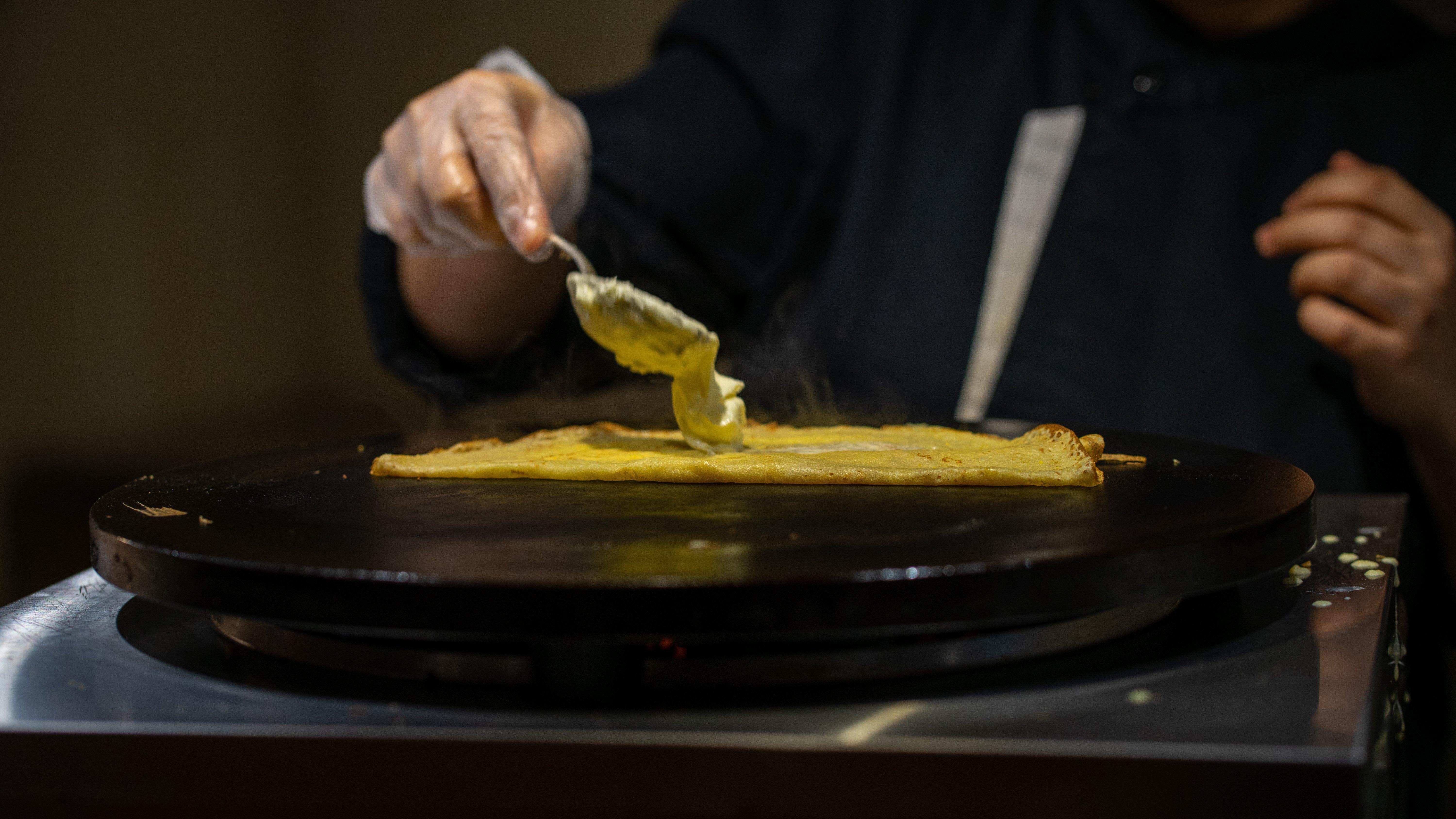 Hotel Crowne Plaza Dubai Deira By Ihg Exterior foto A crêpe being spread with butter