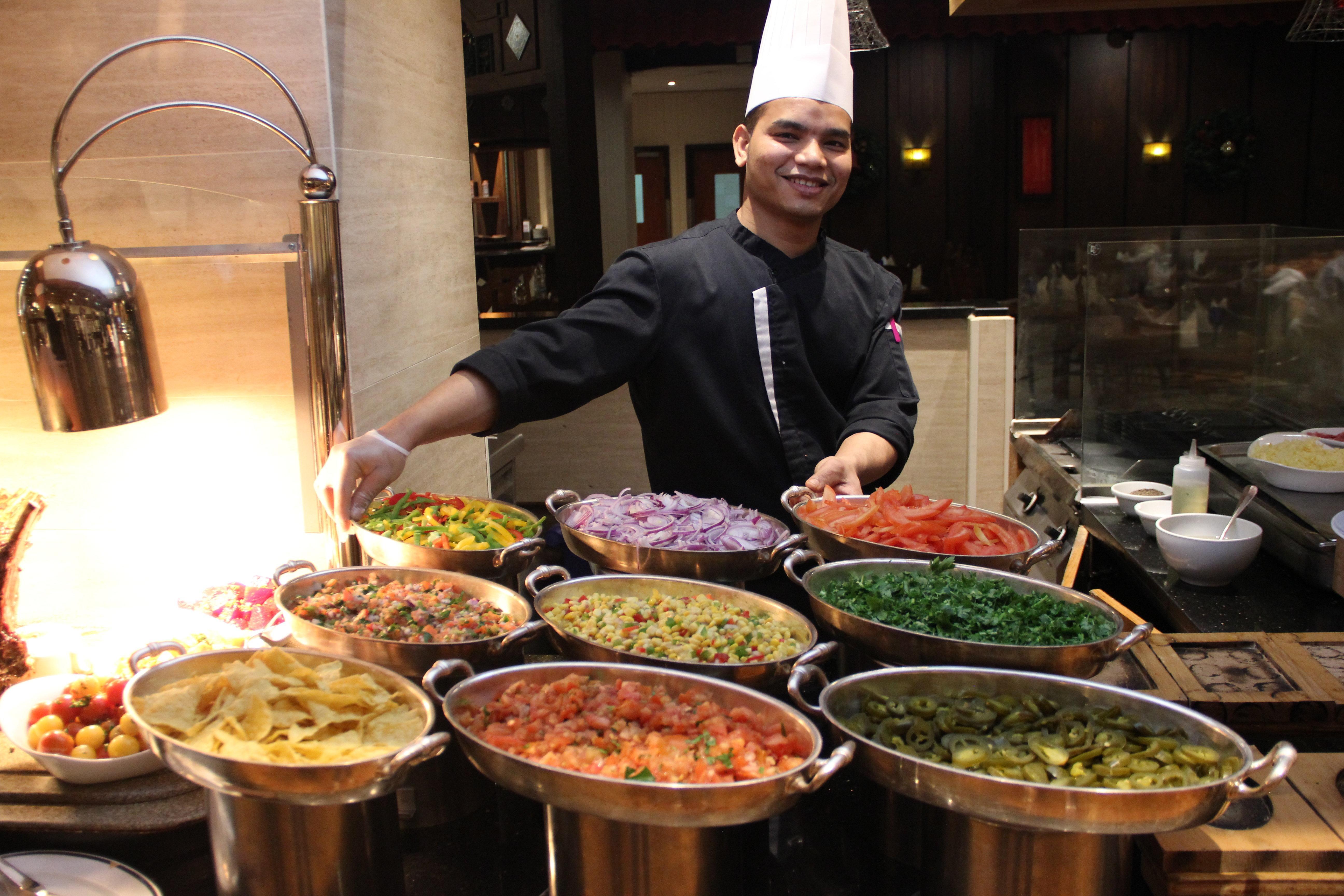 Hotel Crowne Plaza Dubai Deira By Ihg Exterior foto A chef at a buffet