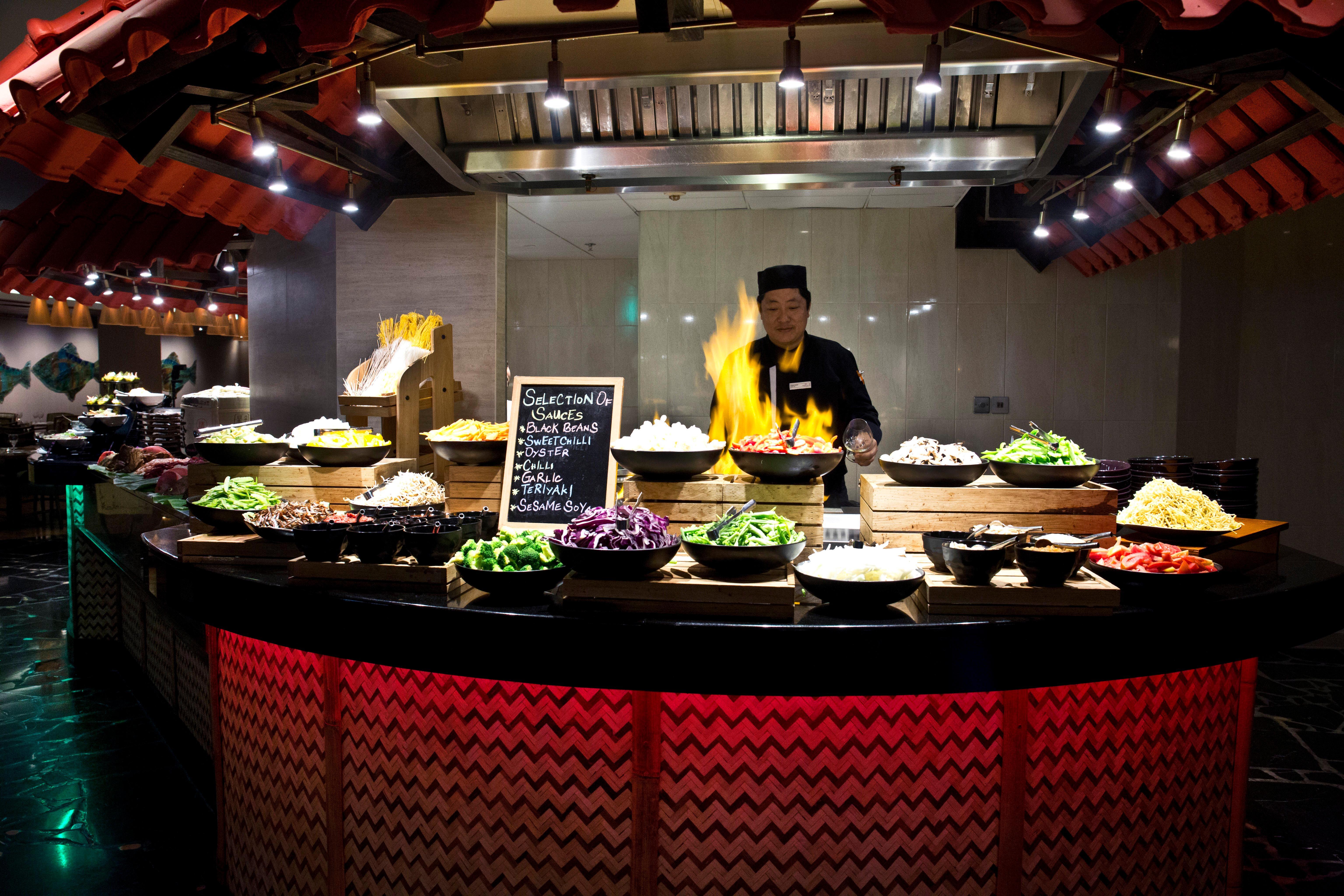 Hotel Crowne Plaza Dubai Deira By Ihg Exterior foto A live kitchen at a hotel