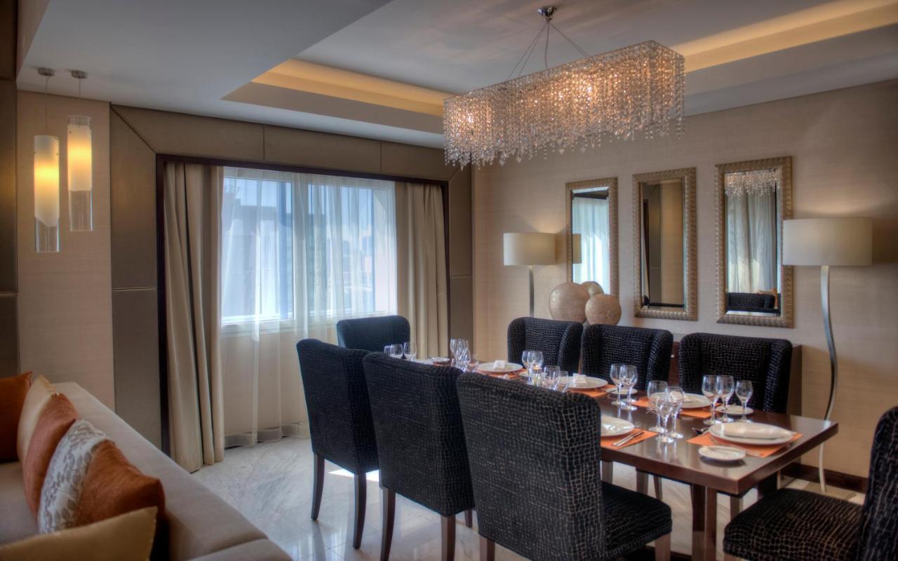 Hotel Crowne Plaza Dubai Deira By Ihg Exterior foto A dining room