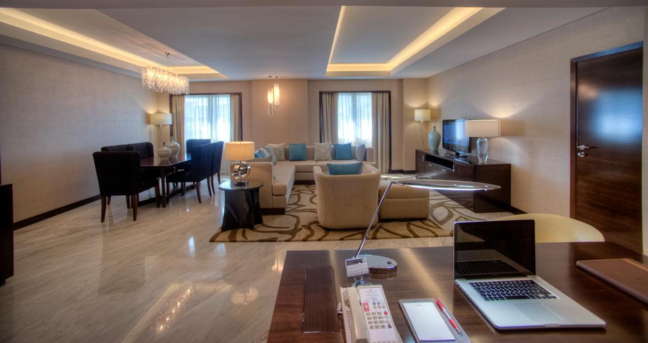 Hotel Crowne Plaza Dubai Deira By Ihg Exterior foto A suite at the hotel