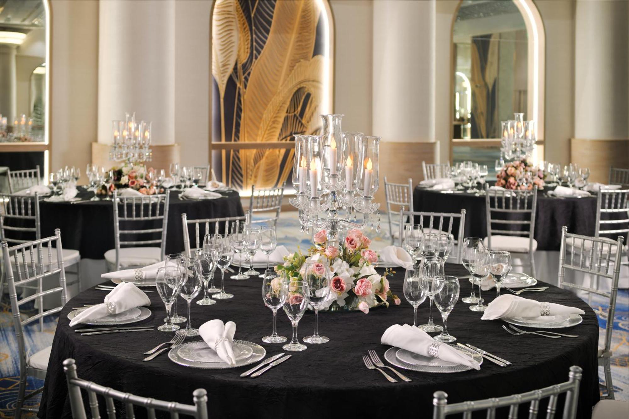 Hotel Crowne Plaza Dubai Deira By Ihg Exterior foto The ballroom at the Ritz-Carlton, Dubai